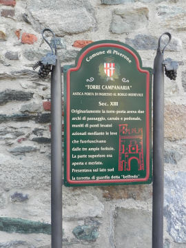 Cartello alla Torre Campanaria del Ricetto di Piverone (49494 bytes)